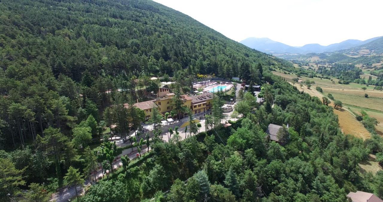 Hotel Pineta Ristorante Country House In Fabriano Campodonico エクステリア 写真