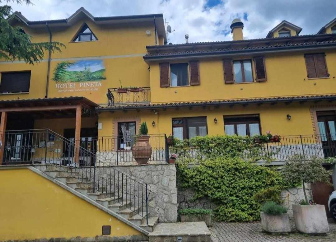 Hotel Pineta Ristorante Country House In Fabriano Campodonico エクステリア 写真