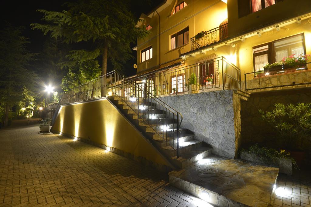 Hotel Pineta Ristorante Country House In Fabriano Campodonico エクステリア 写真