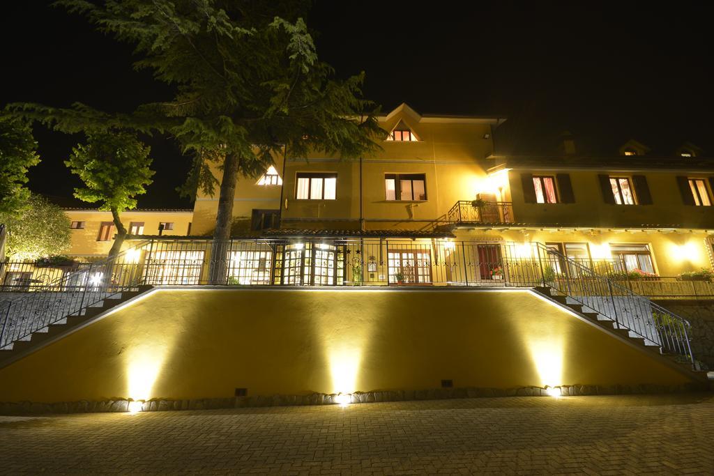 Hotel Pineta Ristorante Country House In Fabriano Campodonico エクステリア 写真