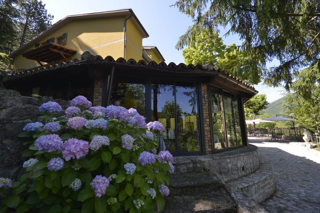 Hotel Pineta Ristorante Country House In Fabriano Campodonico エクステリア 写真