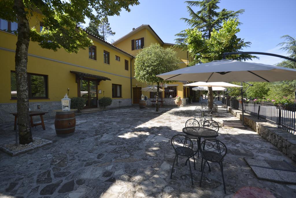 Hotel Pineta Ristorante Country House In Fabriano Campodonico エクステリア 写真